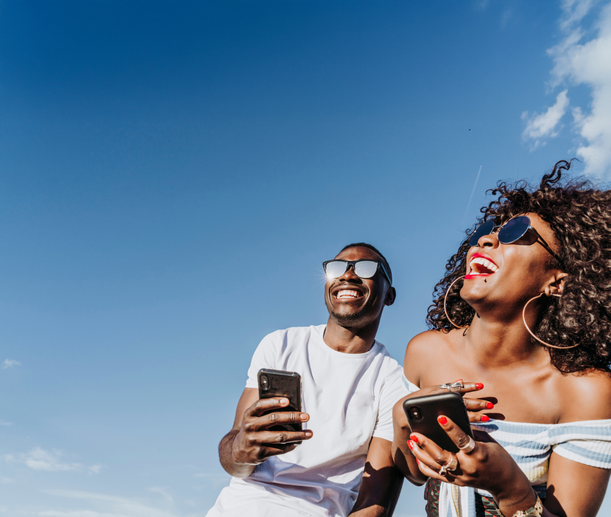 Profissionais sorridentes com smartphones, representando o encontro entre marcas e clientes
